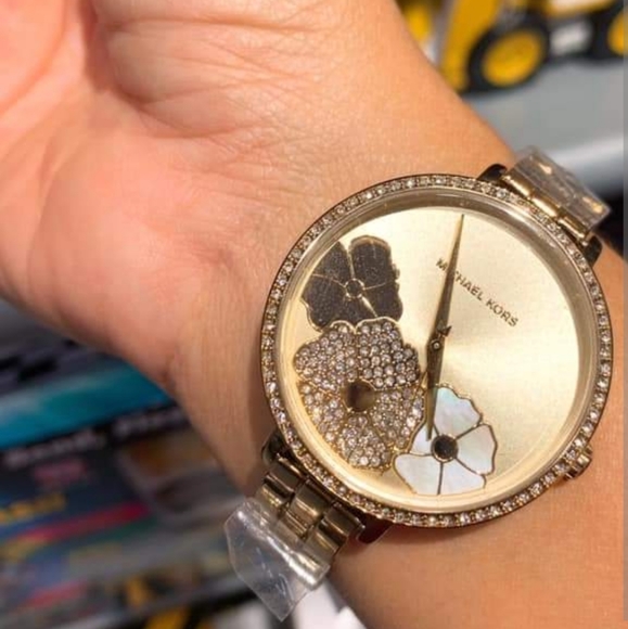 Michael Kors Gold watch - Picture 3 of 6